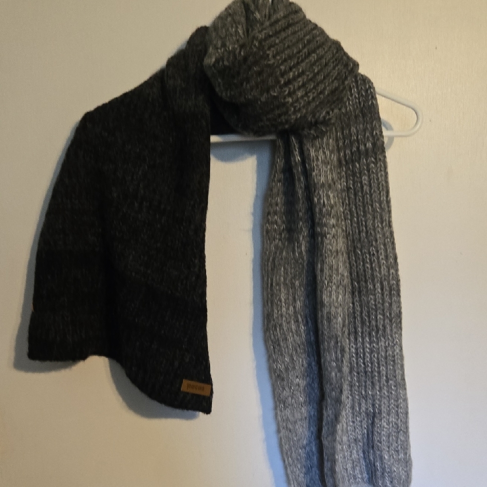 Pacas Black and Gray Knit Scarf